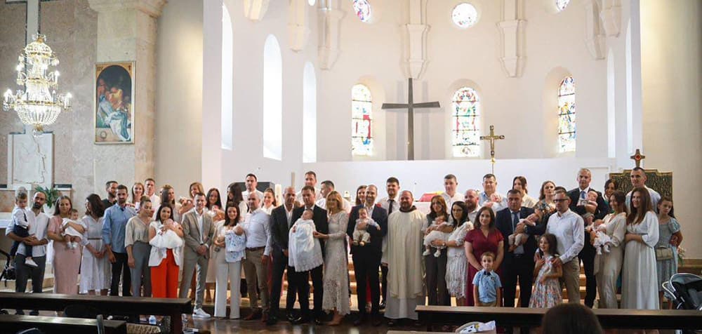 Ilustracija članka: U Širokom Brijegu dan prije Devetnice kršteno 14 djece