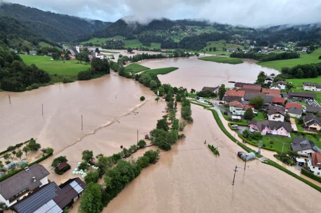 Ilustracija članka: FOTO/VIDEO | Raste broj poginulih u Sloveniji, nevrijeme stiglo i u Hrvatsku