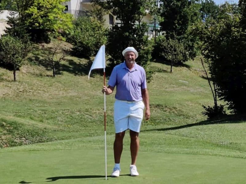 Ilustracija članka: Toni Kukoč na golf terenu u Posušju