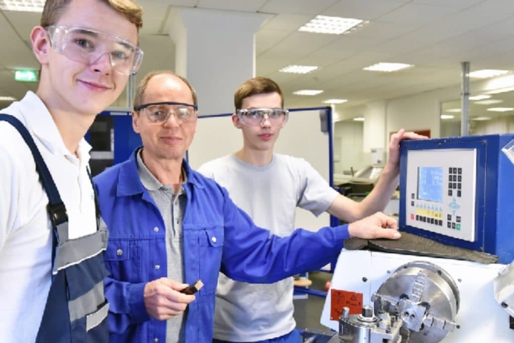 Ilustracija članka: Poslodavci u BiH sve više traže radnike i u školskim klupama