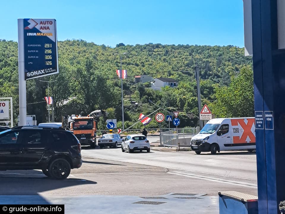 Ilustracija članka: FOTO: Kamion oborio rasvjetni stup na kružnom toku u Grudama