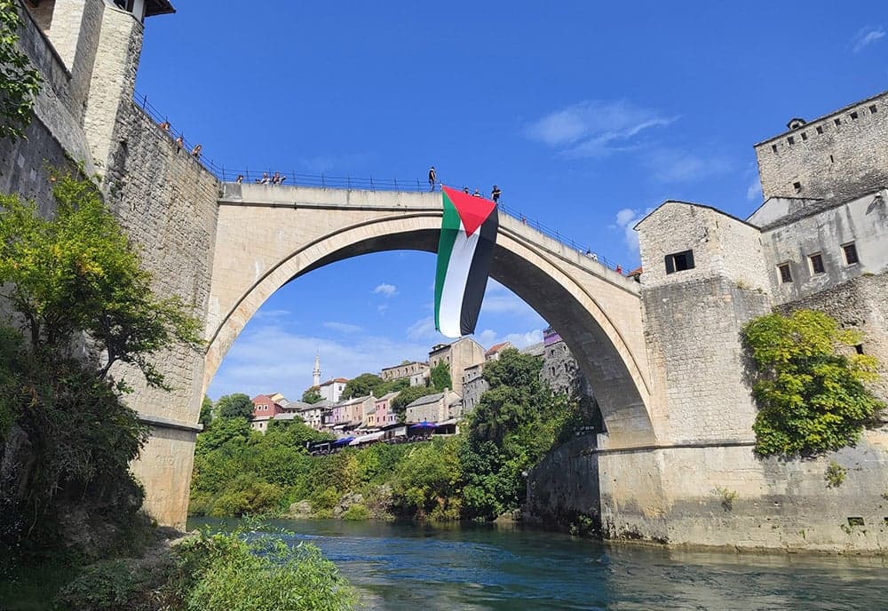 Ilustracija članka: Na Starom mostu u Mostaru vijori palestinska zastava