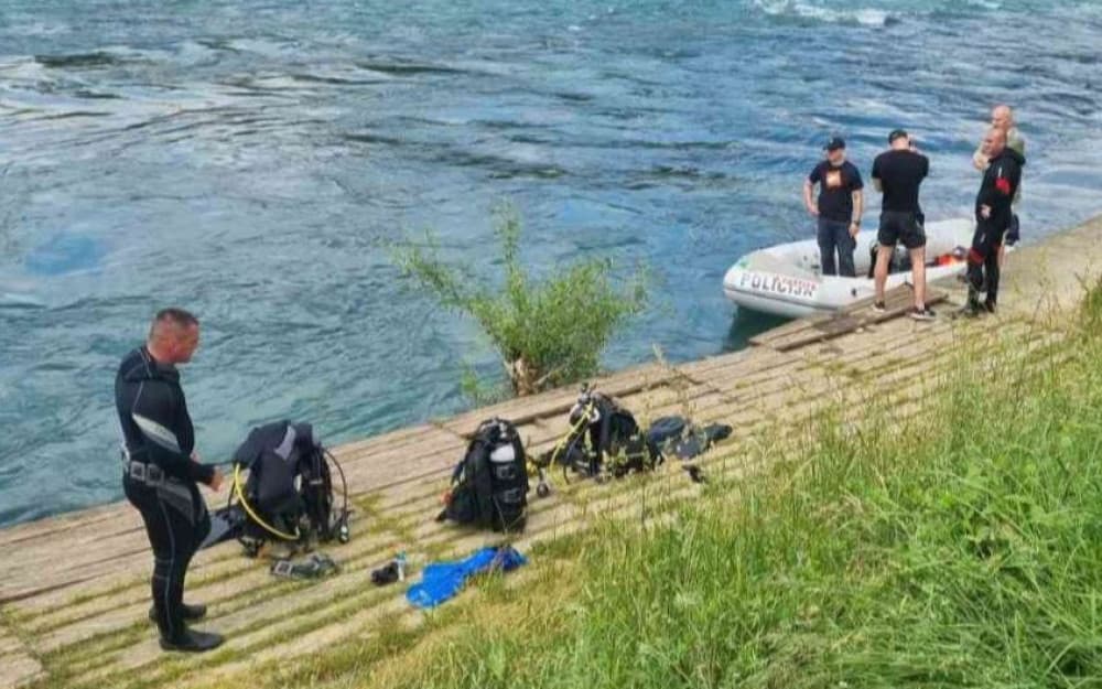 Ilustracija članka: Automobil u kojem su bila petorica nogometaša Sloge završio u rijeci, dvojica se utopila