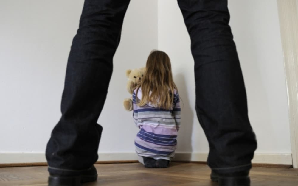 Ilustracija članka: Pedofil silovao po Hrvatskoj, a onda se mirno vratio i zaposlio u BiH