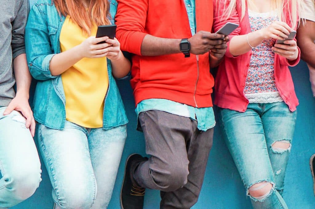 Ilustracija članka: Parlament FBiH: Zabraniti mobitele u svim osnovnim i srednjim školama