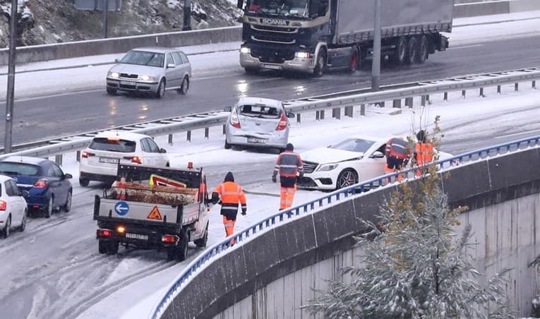 Ilustracija članka: Snijeg izazvao kaos na cestama kod Splita