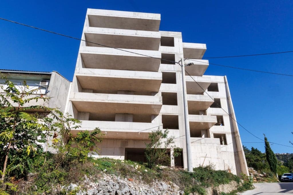 Ilustracija članka: Zaustavljena gradnja zgrade koja je šokirala Imoćane; za slučaj se zainteresirao i DORH?