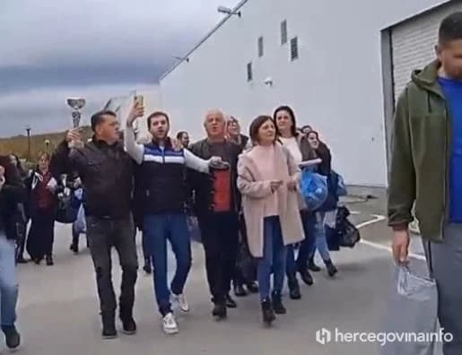 Ilustracija članka: 49 radnika Leda napustilo tvornicu pjevajući ‘Tužno plačem, kuću ostavljam…’