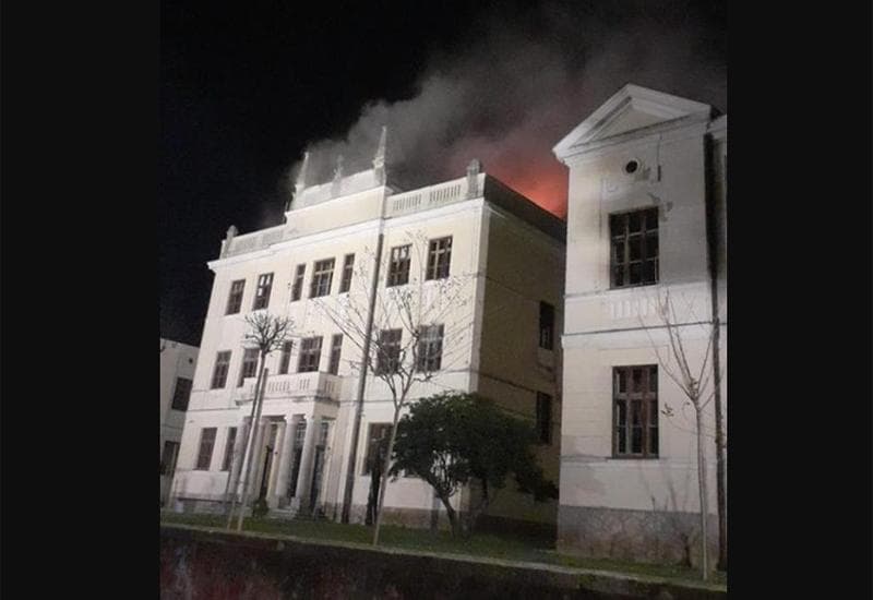Ilustracija članka: Vatrogasci se bore s požarom na širokobriješkoj Gimnaziji, učenici evakuirani