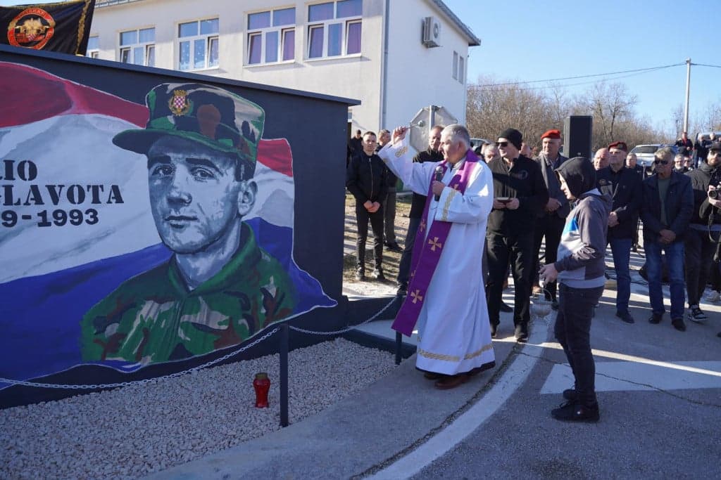 Ilustracija članka: Na Sebišni otkriven spomen mural sa likom junaka Domovinskog rata bojnika Marija Glavote