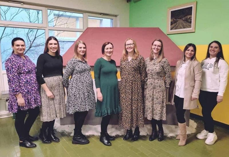 Ilustracija članka: Osam radnica osnovne škole trudne u isto vrijeme