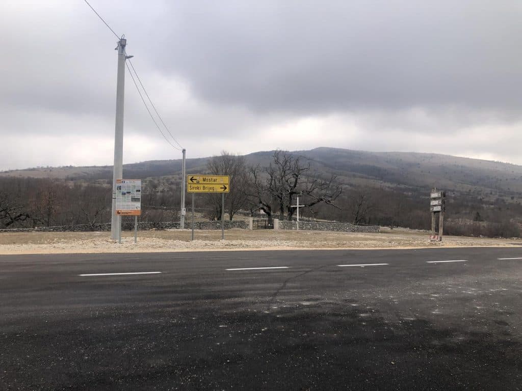 Ilustracija članka: Do Groblja mira na Bilima moći će se i novim asfaltiranim “Putem branitelja”