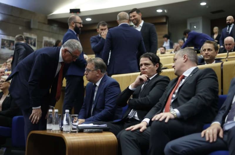 Ilustracija članka: Članovima Vlade i ostalim dužnosnicima plaće uvećane za stotine maraka, umirovljenicima povećanje od 5 posto