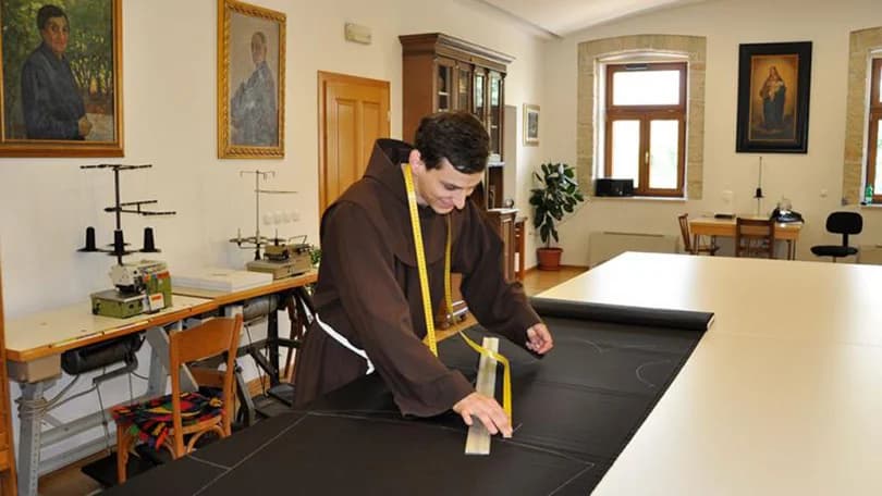 Ilustracija članka: Priča o mladom fratru koji šiva habite za hercegovačke franjevce