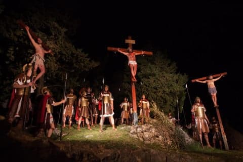 Ilustracija članka: Tradicija po kojoj je Imotski poznat u svijetu: Križni put za mlade i uprizorenje posljednjih sati Isusova života