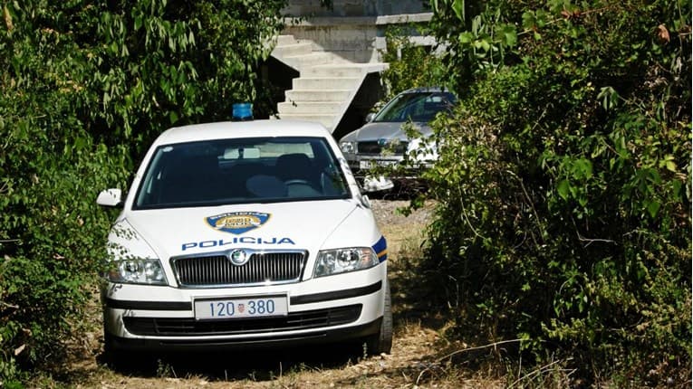 Ilustracija članka: Mladiću kod Imotskog prijetili nožem i pištoljem i ukrali mu BMW