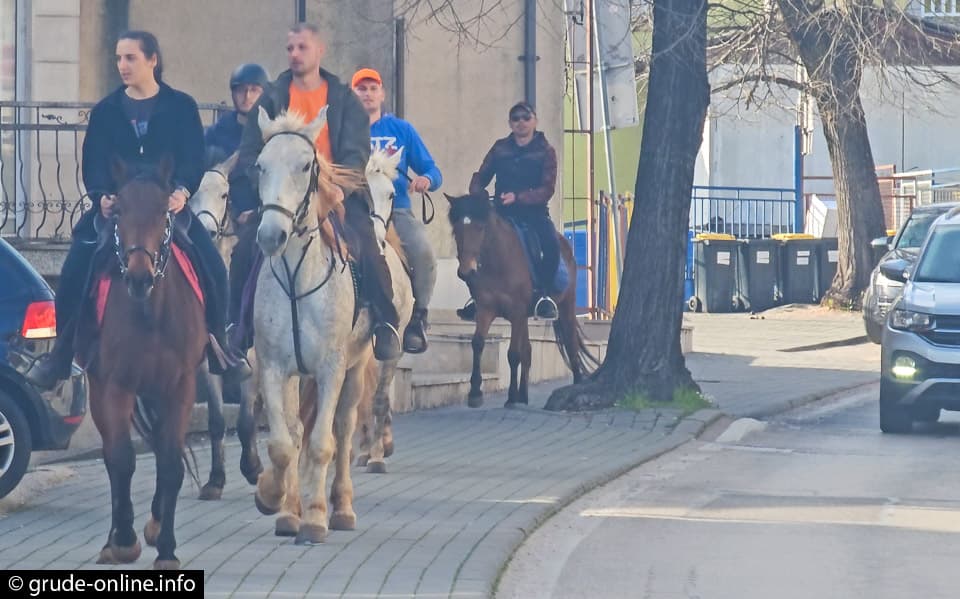 Ilustracija članka: Nesvakidašnji prizor: Pet jahača na konjima prošetali kroz Grude (VIDEO)