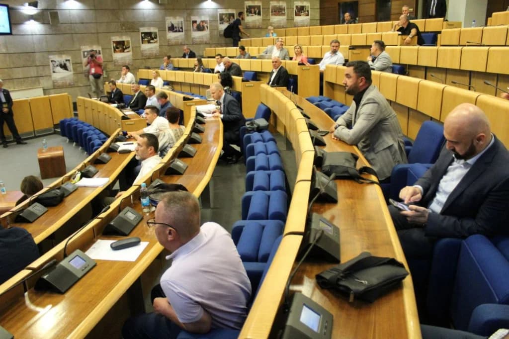 Ilustracija članka: Zastupnici u FBiH sebi povećali plaće za 300 maraka, zadnju sjednicu održali u siječnju