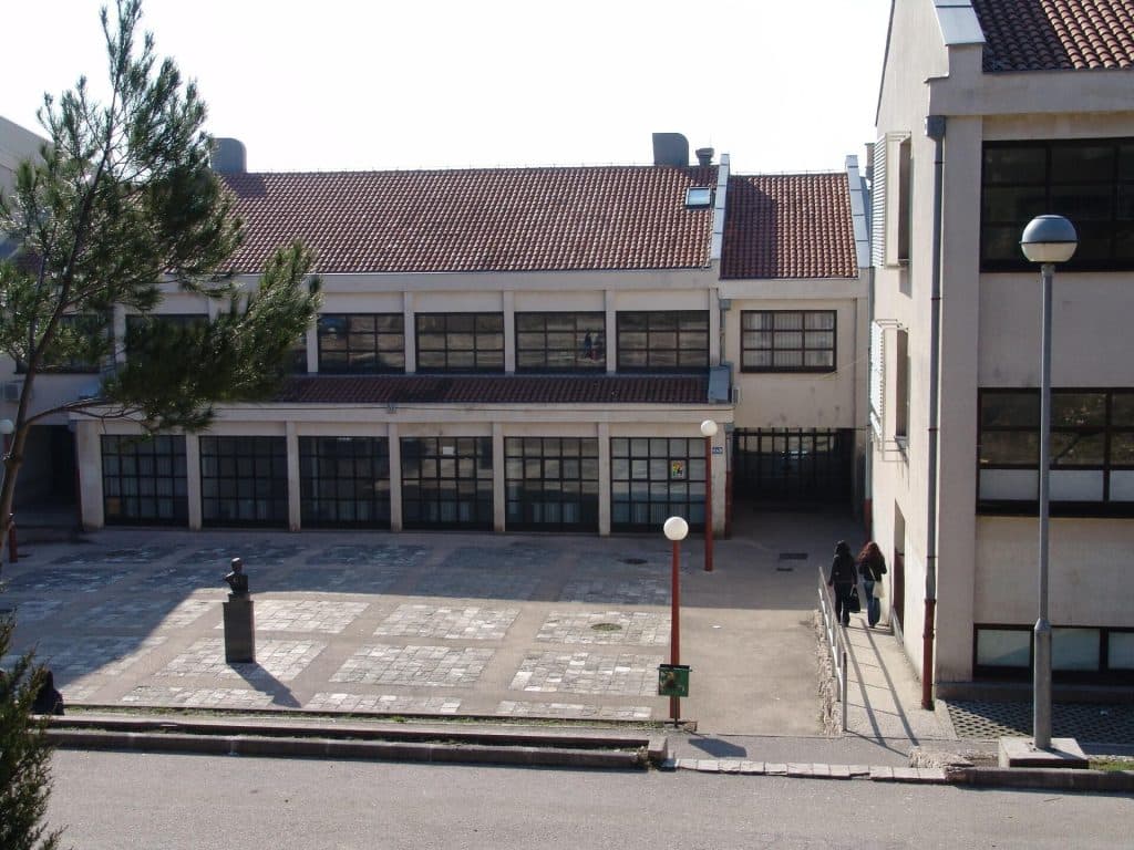 Ilustracija članka: Lažna dojava o bombi u imotskoj gimnaziji