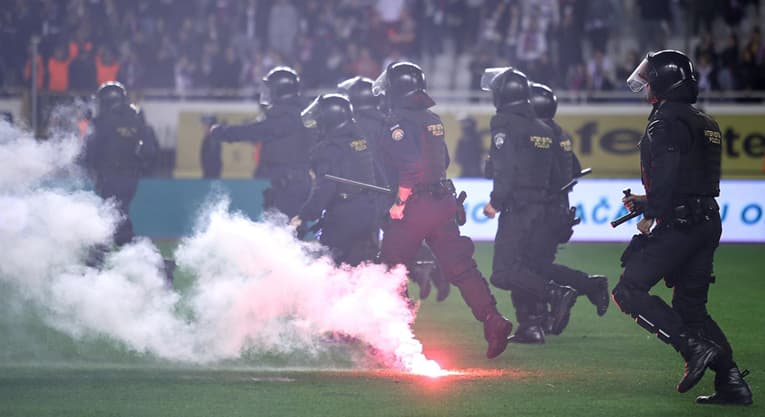 Ilustracija članka: U Splitu ozlijeđeno osam policajaca. Jedan je operiran, drugi ima opekline glave