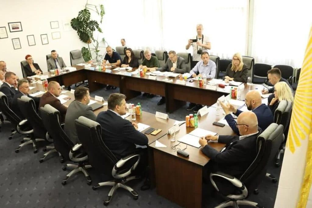 Ilustracija članka: Ministar Isak morat će odgovoriti županijama o pokušaju nametanja neustavnih federalnih obilježja