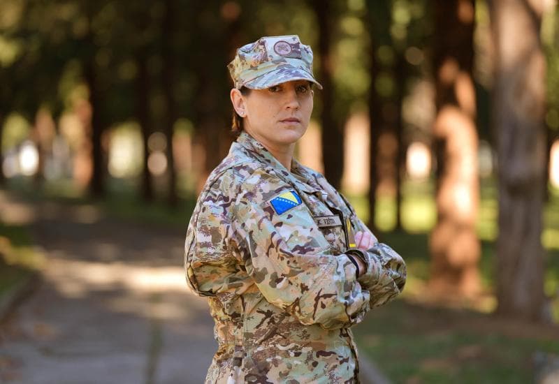 Ilustracija članka: Katarina Vištica – Višestruka boksačka prvakinja u odori Oružanih snaga BiH