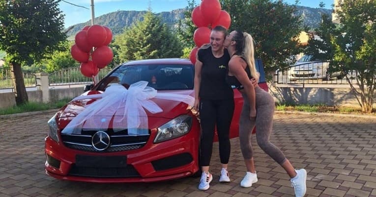 Ilustracija članka: Anny Chanel zaposlenici iz Gruda poklonila novi Mercedes