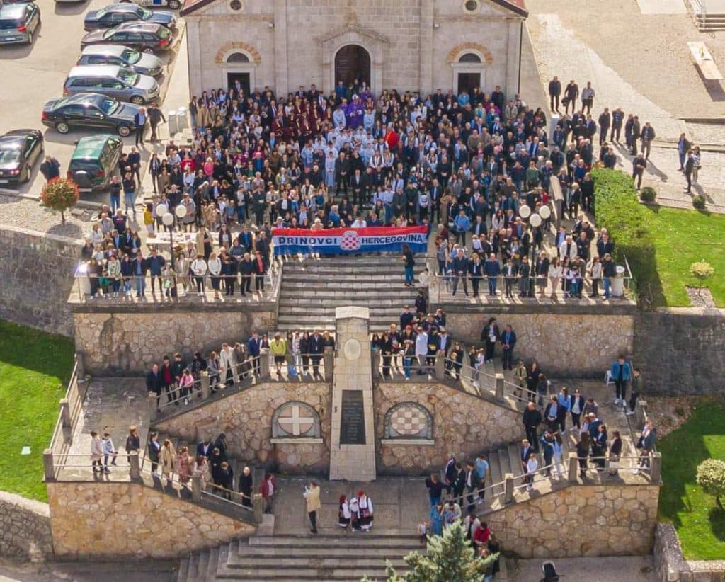 Ilustracija članka: Poslušajte pjesmu ‘Neka te čuva dragi Bog’ posvećena biskupu Željku Majiću (VIDEO)