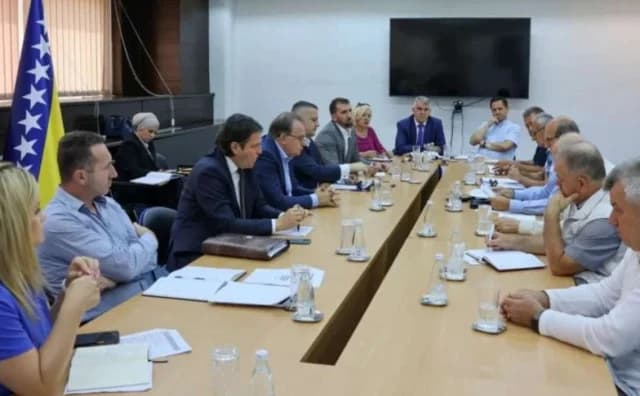 Ilustracija članka: Umirovljenici na sastanku s Vladom FBiH, moguća jednokratna pomoć