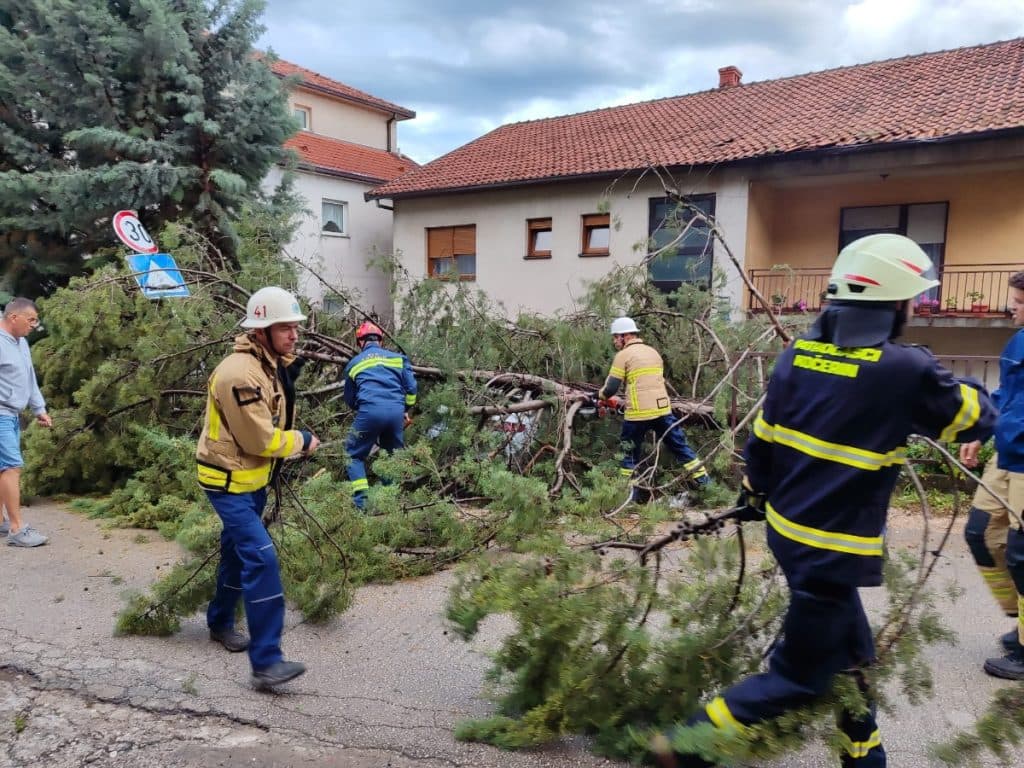 Ilustracija članka: Proglašeno stanje prirodne nepogode uzrokovane tučom na području Širokog Brijega