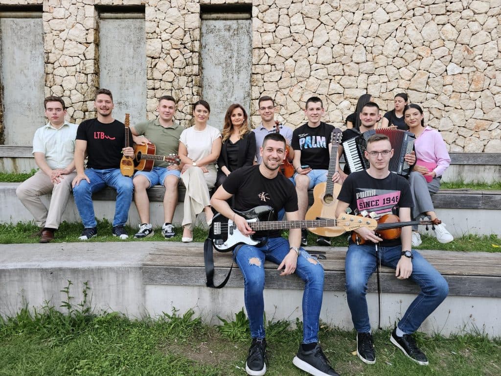Ilustracija članka: Raspjevani studenti – unikatan primjer zajedništva mladosti iz cijele BiH