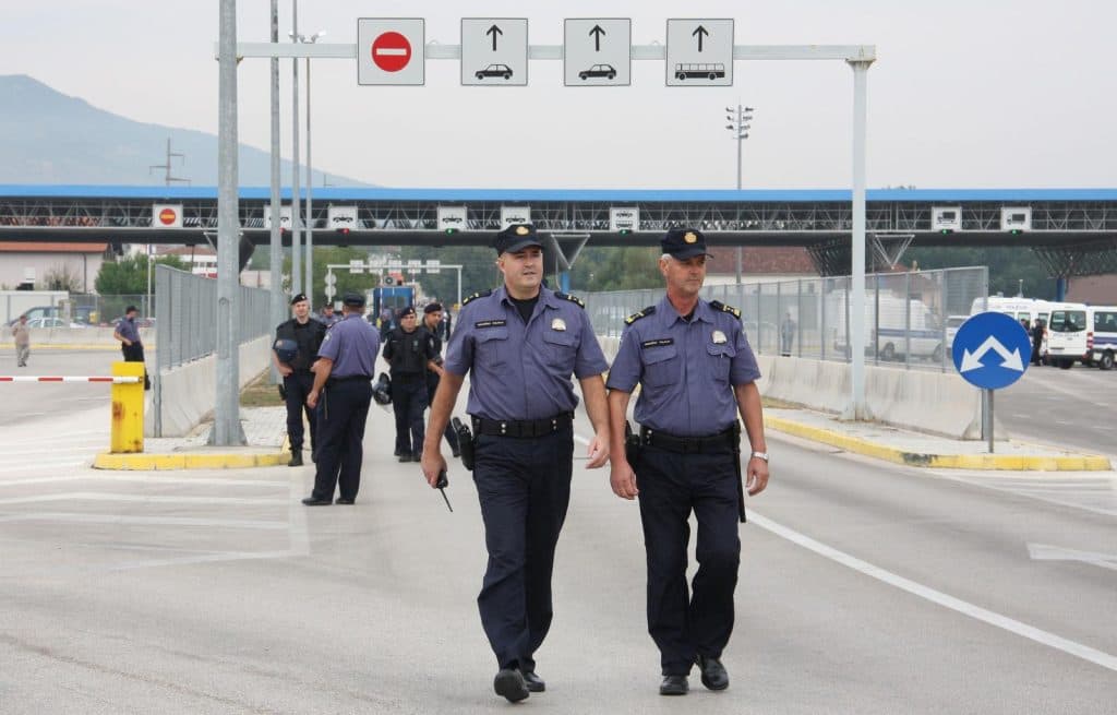 Ilustracija članka: Kilometarske kolone na granici kod Imotskog prema moru i Hercegovini, ove godine nema alternativnih prijelaza