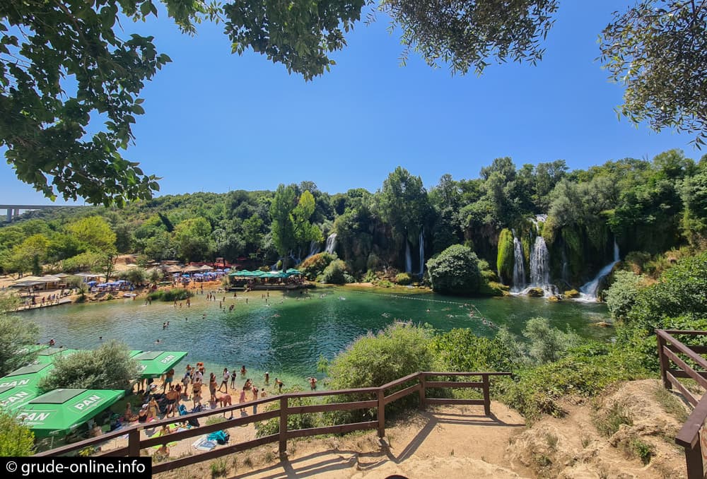 Ilustracija članka: Brojni turisti uživaju na Kravici