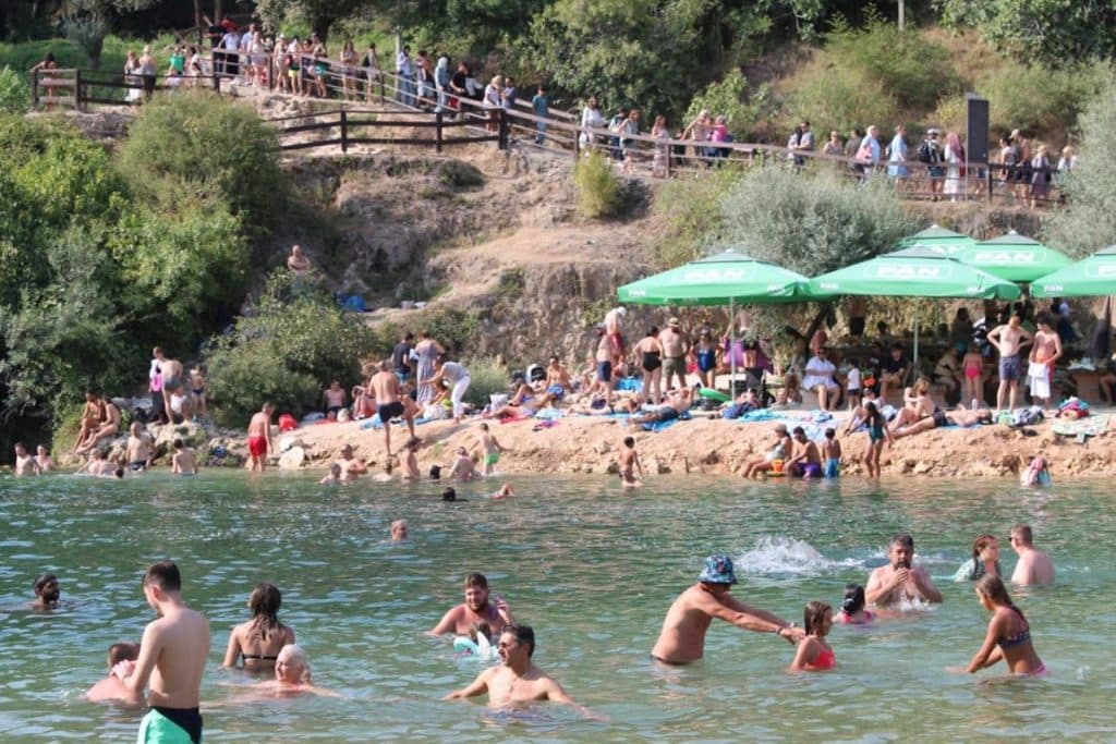 Ilustracija članka: Pod slapovima Kravice veća gužva nego na Jadranu, neizostavni selfieji i vrtoglavi prihodi