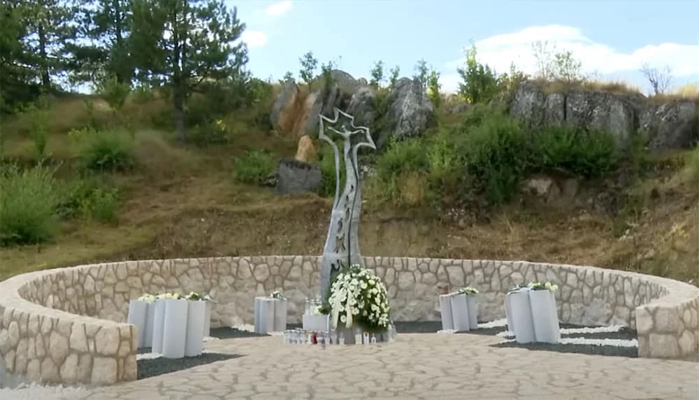 Ilustracija članka: U Tribistovu blagoslovljen spomenik posvećen tragično preminulim mladima