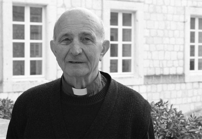 Ilustracija članka: Preminuo poznati svećenik iz Širokog Brijega