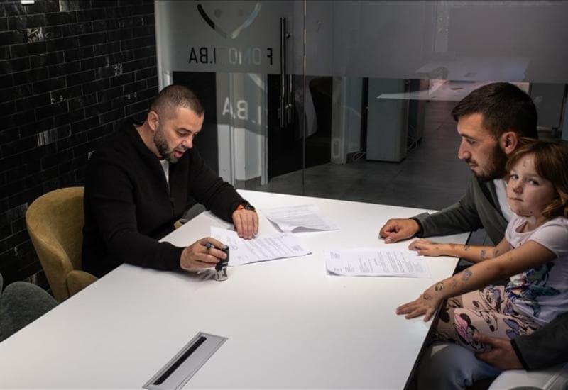 Ilustracija članka: Dino Begić i njegova kćerkica dobit će krov nad glavom