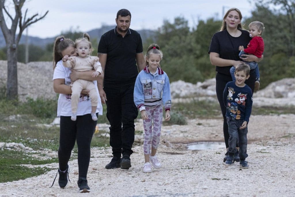 Ilustracija članka: Mlada obitelj s petero djece gradsku je vrevu zamijenila – Zagvozdom