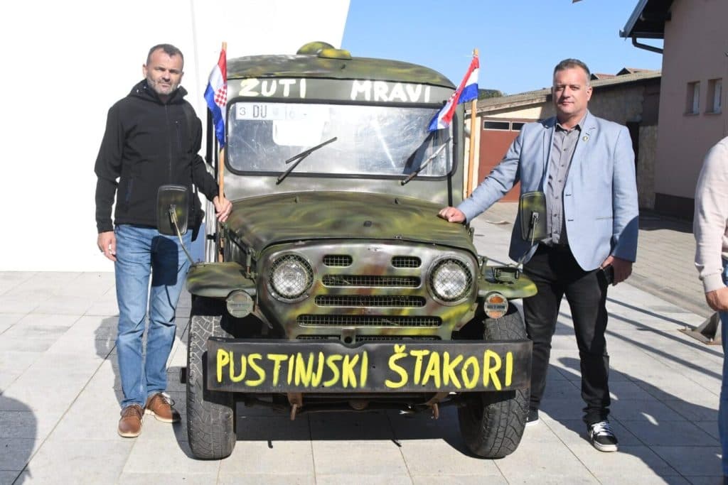 Ilustracija članka: Memorijalni centar u Vukovaru dobio repliku vozila ” Žutih mravi”