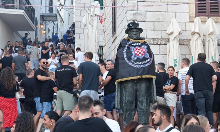 Ilustracija članka: Policija počela kažnjavati ljude zbog obilježja na Thompsonovom koncertu u Imotskom