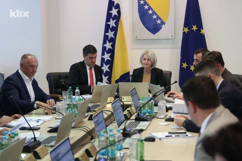 Ilustracija članka: Usvojena odluka o povećanju plaća zaposlenim u državnim institucijama