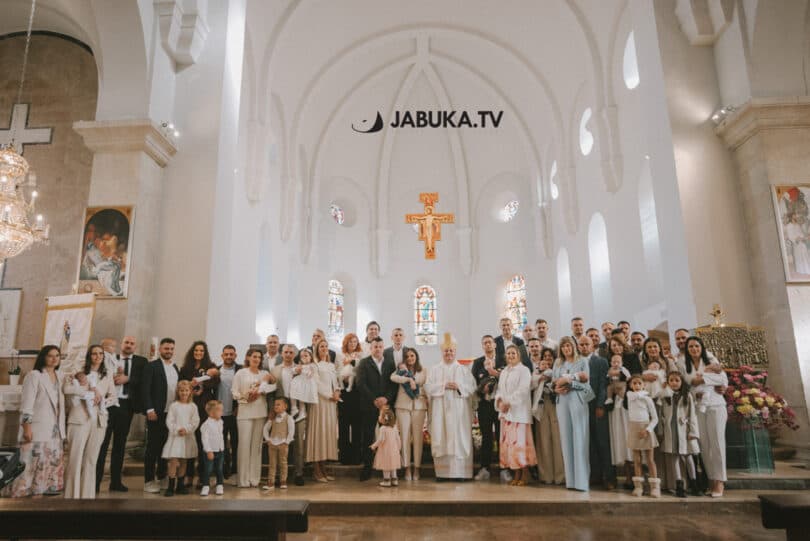 Ilustracija članka: Biskup Palić krstio 11 djece u širokobriješkoj bazilici