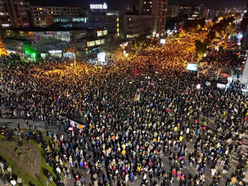 Masovni prosvjedi u Novom Sadu, građani traže odgovornost zbog tragedije na Željezničkom kolodvoru