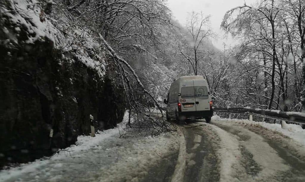 Ilustracija članka: Snijeg stvara probleme na prometnicama diljem Bosne: Na dijelovima obustavljen promet