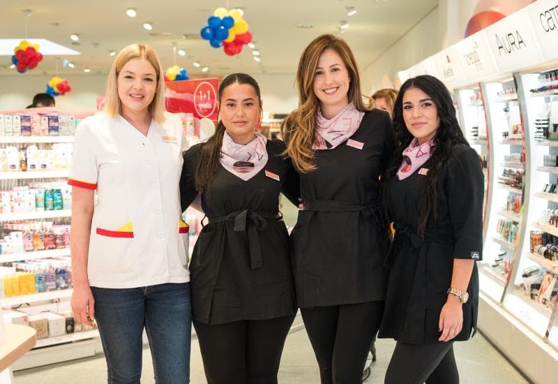 Ilustracija članka: Praznična atmosfera u dm-u: 13. plaća za zaposlenike, poklon kartice i redovno povećanje plaće od siječnja