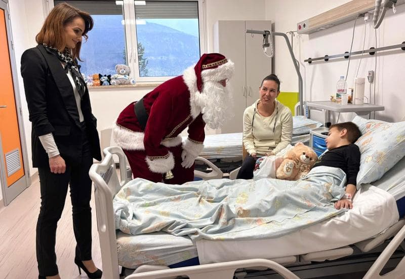 Ilustracija članka: Božićna radost u SKB-u Mostar: Djed Božićnjak donio osmijehe djeci u bolnici