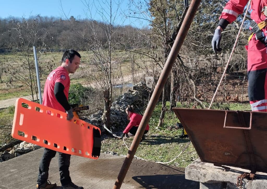 Ilustracija članka: Ljubuški: Pripadnici GSS-a izvukli tijelo iz čatrnje