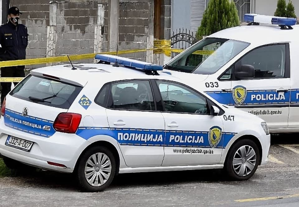 Ilustracija članka: Policija u kući u Brčkom našla 31 dijete. Imali su hrvatske putovnice? Troje uhićenih