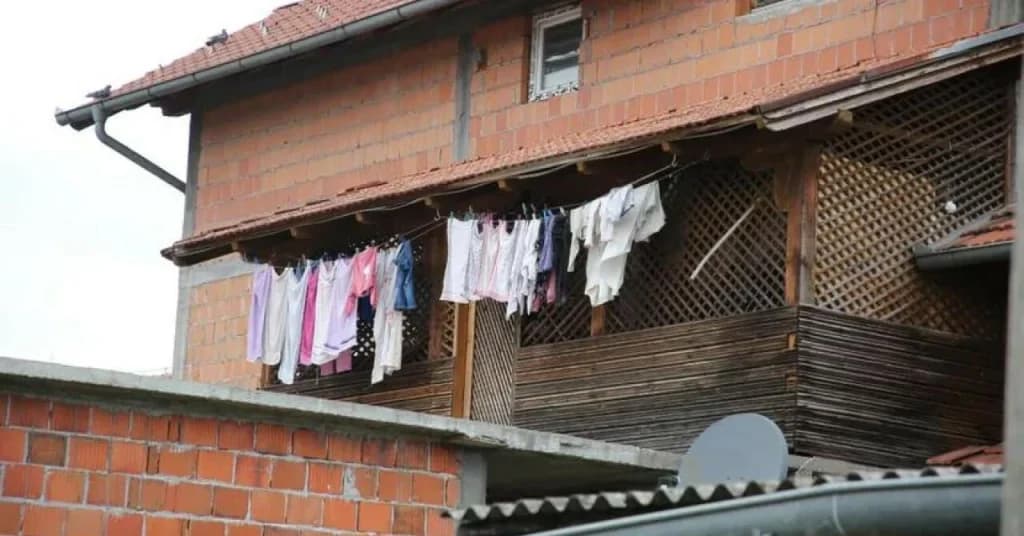 Ilustracija članka: Novi detalji užasa u Brčkom: Roditelji su im dobrovoljno davali djecu, a neki su čak i plaćali za to. Pojavio se i otac