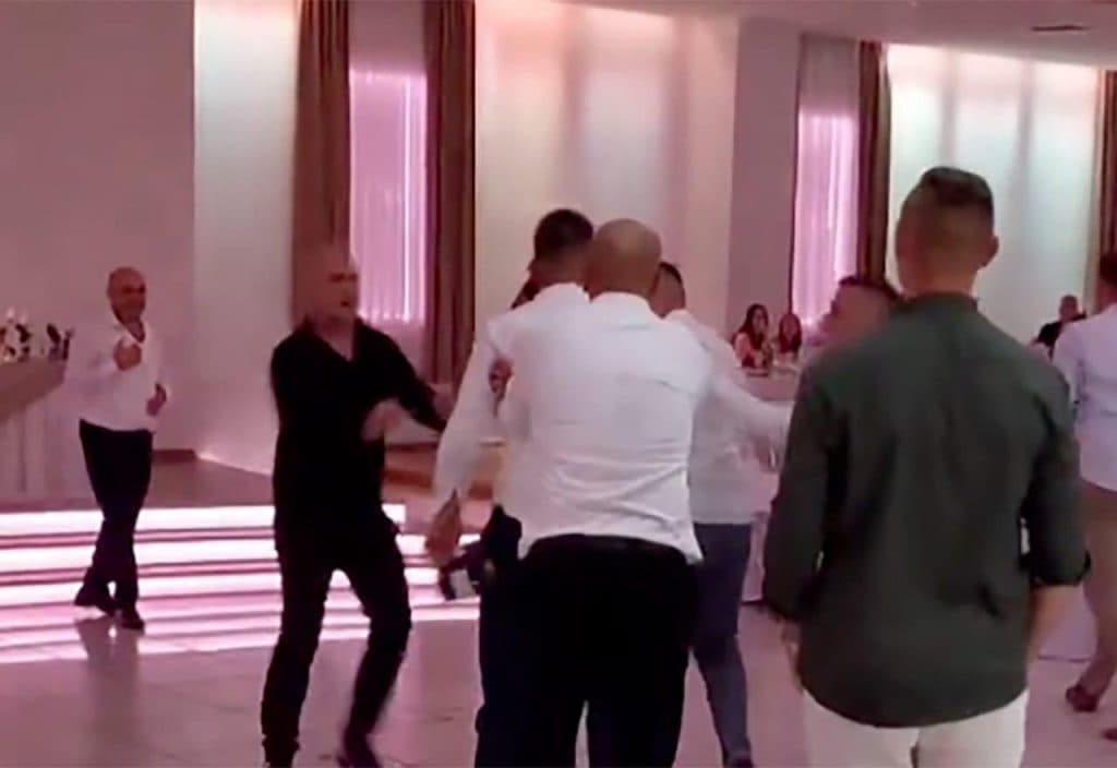 Ilustracija članka: VIDEO: Borba za kravatu na svadbi u Posušju postala viralna